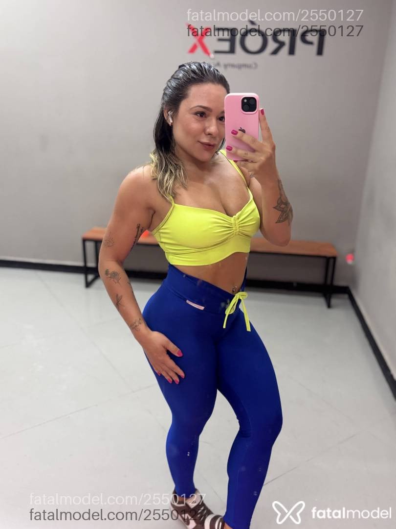 Acompanhante mulher loira (o) de olhos castanhos - Lara