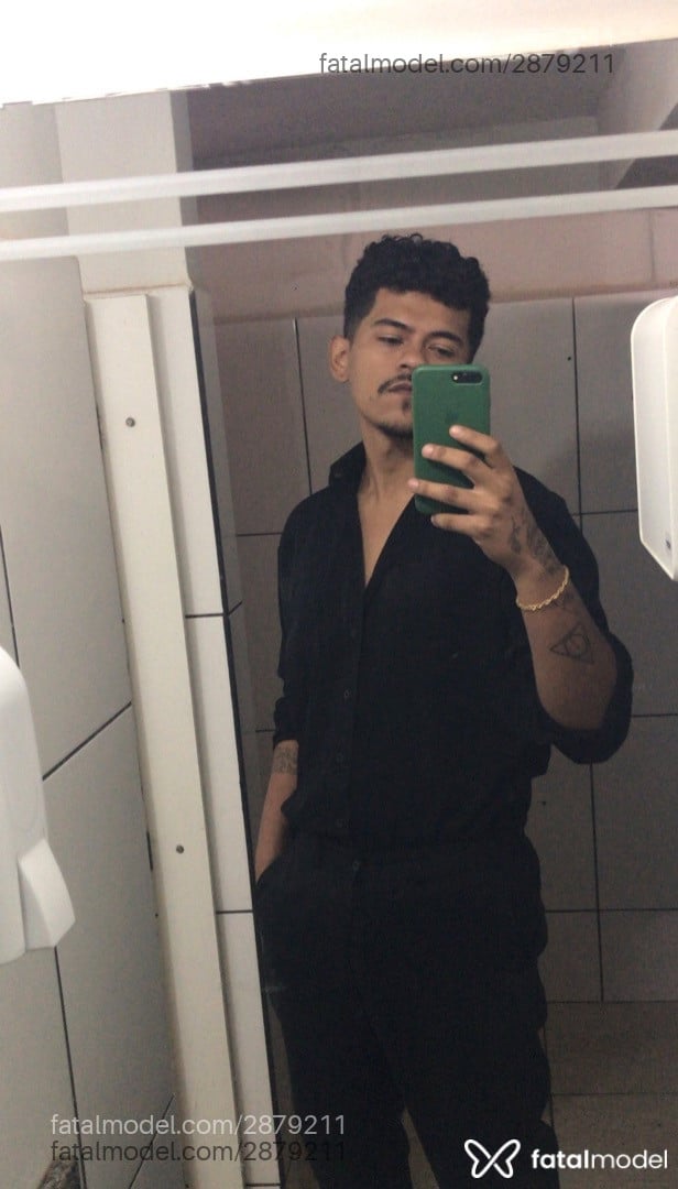 Acompanhante homem com cabelo castanho de olhos pretos - Zafir Acompanhante homem com cabelo castanho de olhos pretos - Zafir