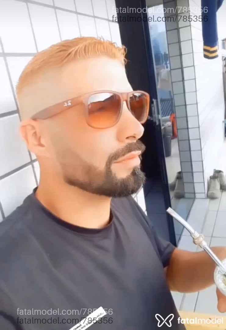 Acompanhante homem com cabelo castanho de olhos castanhos em Itajaí Acompanhante homem com cabelo castanho de olhos castanhos em Itajaí - Cleiton