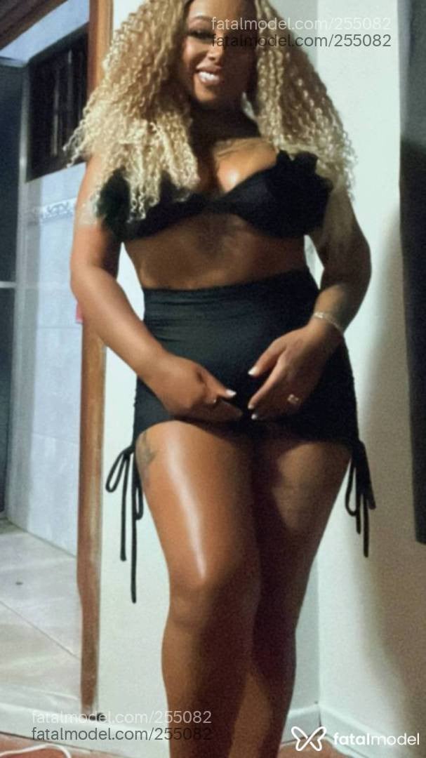 Acompanhante mulher com cabelo castanho de olhos mel - Bella Lisboa