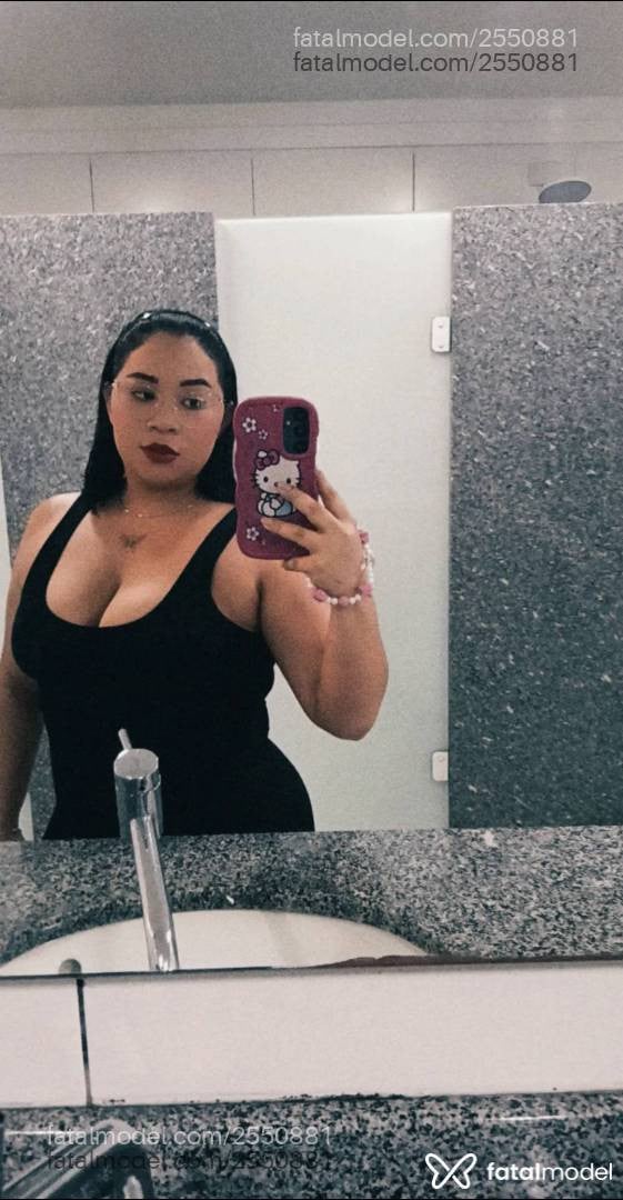 Acompanhante mulher morena (o) de olhos pretos - Victoria Monroy