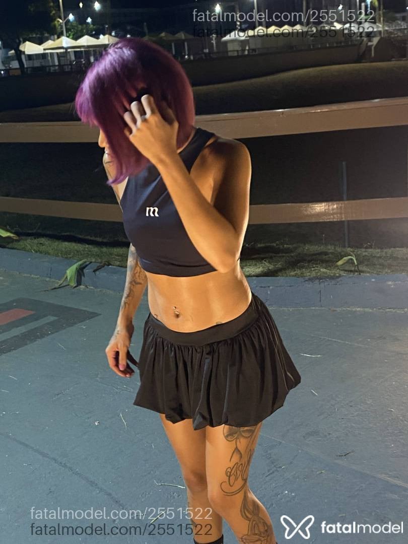 Acompanhante mulher com cabelo colorido de olhos pretos - Ellyzinha Morais