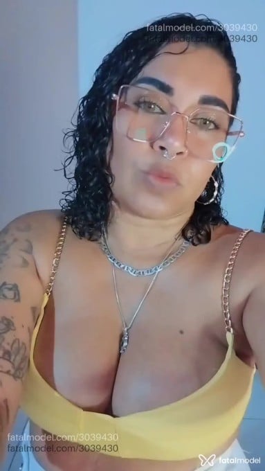Acompanhante mulher com cabelo castanho de olhos verdes em Fortaleza - Sheylla Patty