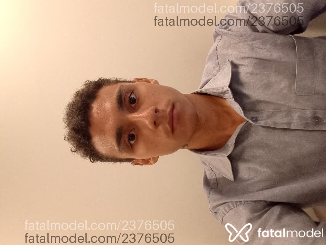 Acompanhante homem com cabelo grisalho de olhos pretos - Lady Killah