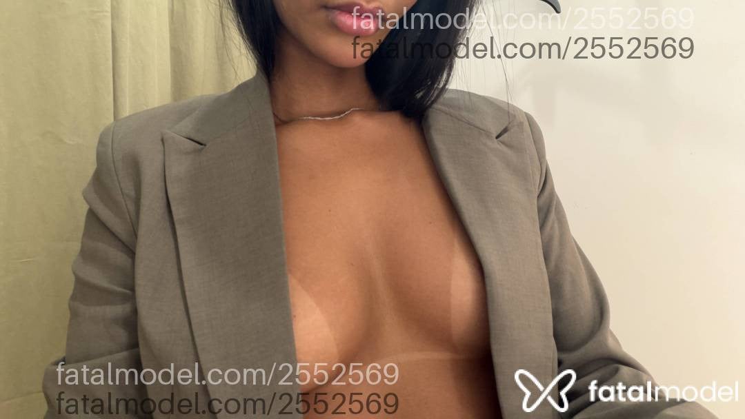 Acompanhante mulher morena (o) de olhos pretos - Giulia