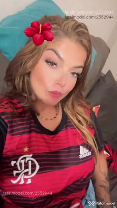 Acompanhante mulher loira (o) de olhos castanhos - Melissa