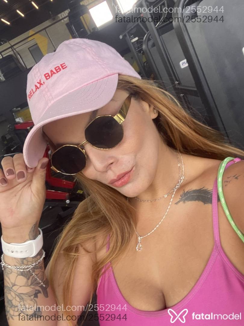 Acompanhante mulher loira (o) de olhos castanhos - Melissa