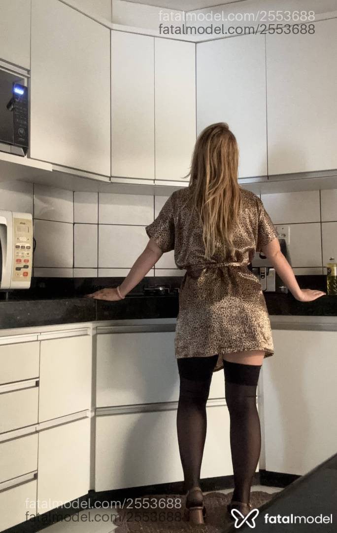 Acompanhante mulher loira (o) de olhos pretos - Kakáh Black