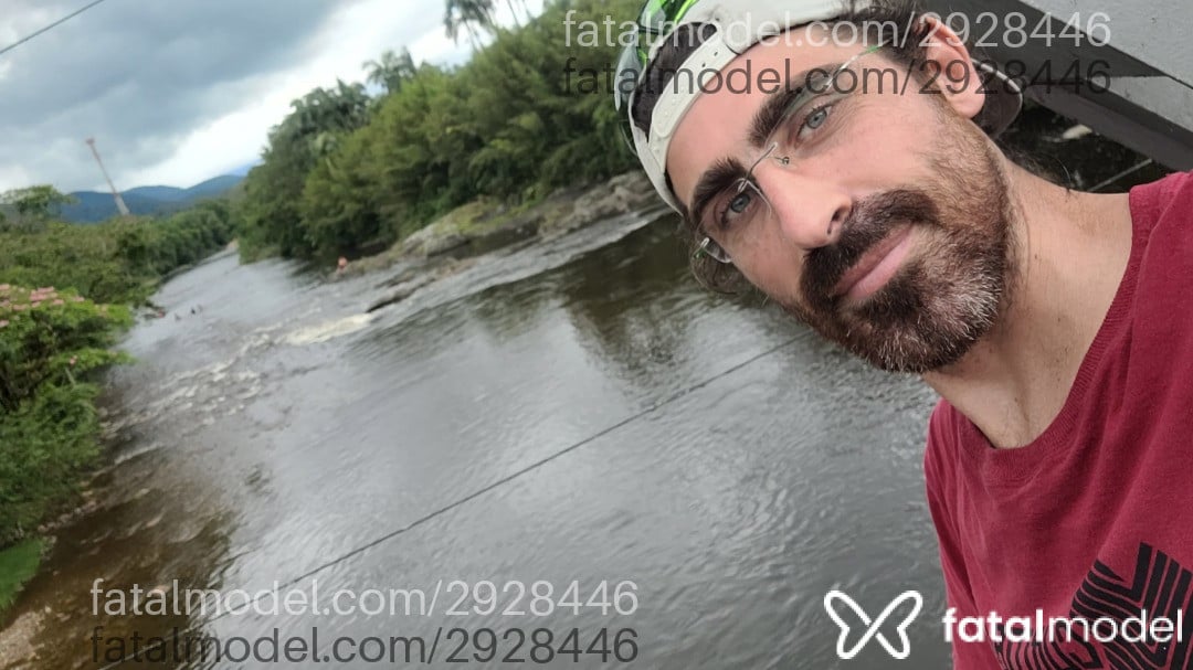 Acompanhante homem com cabelo castanho de olhos azuis - Daniel K Acompanhante homem com cabelo castanho de olhos azuis - Daniel K