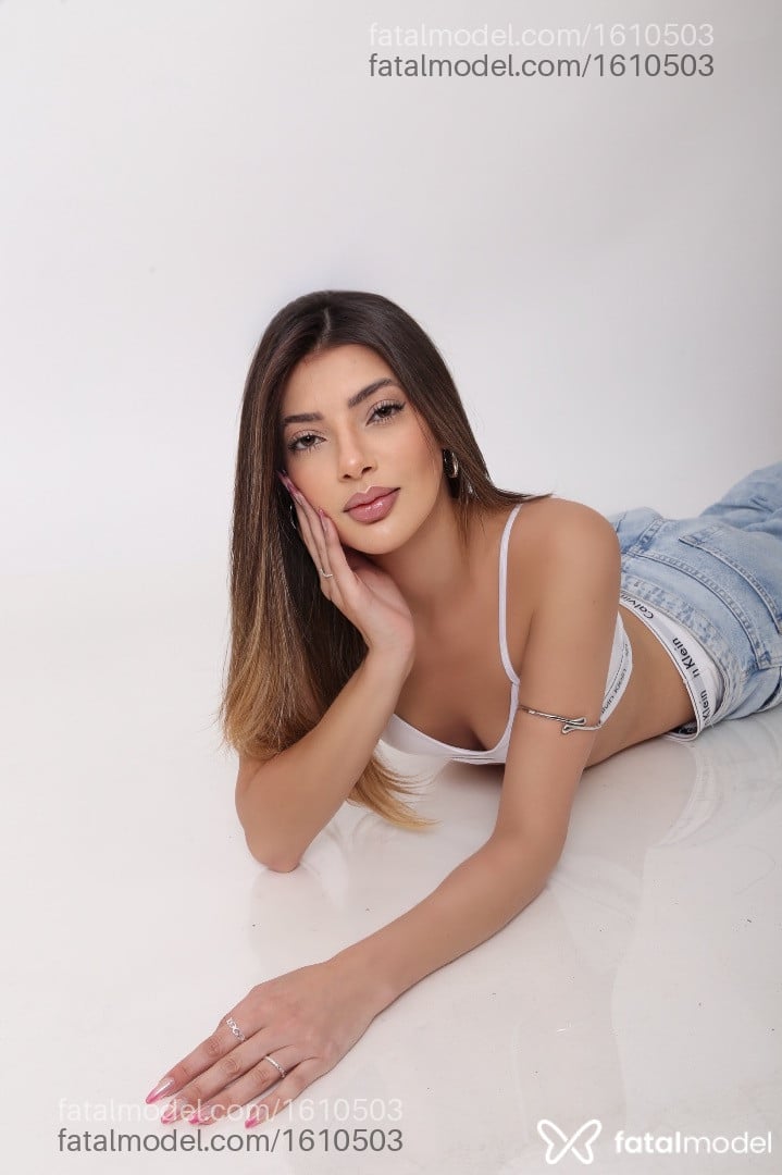 Acompanhante mulher com cabelo castanho de olhos castanhos - Aylla