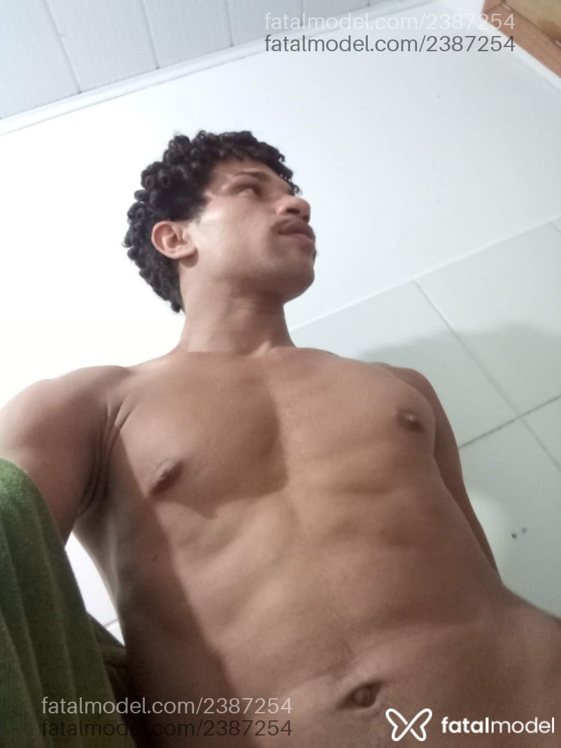 Acompanhante homem com cabelo castanho de olhos mel em Joinville - Hiustom