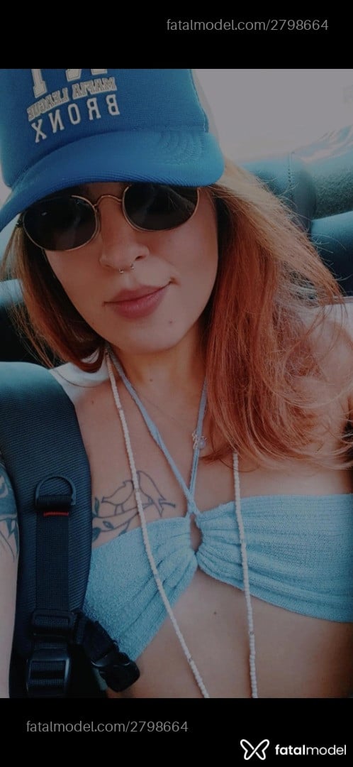 Acompanhante mulher trans com cabelo colorido de olhos azuis em Tianguá Acompanhante mulher trans com cabelo colorido de olhos azuis em Tianguá - Ginger