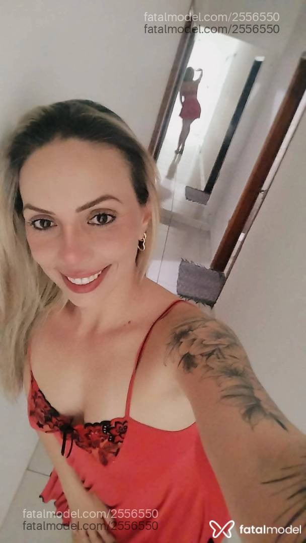 Acompanhante mulher loira (o) de olhos castanhos - Pamela Ravar
