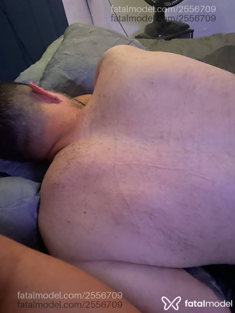 Acompanhante mulher trans com cabelo castanho de olhos castanhos - Elloah Colin