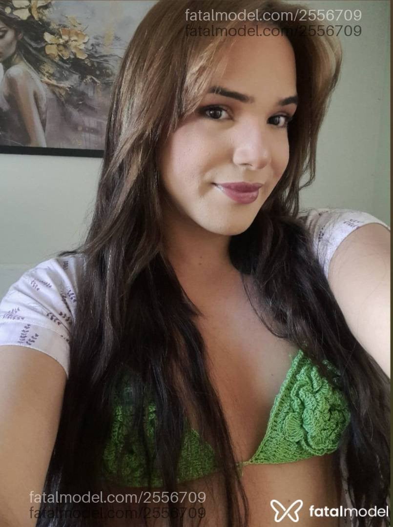Acompanhante mulher trans com cabelo castanho de olhos castanhos - Elloah Colin