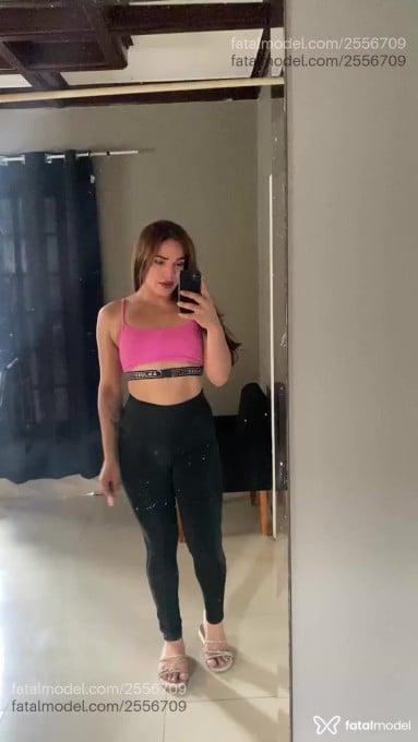 Acompanhante mulher trans com cabelo castanho de olhos castanhos em São Paulo - Elloah Colin