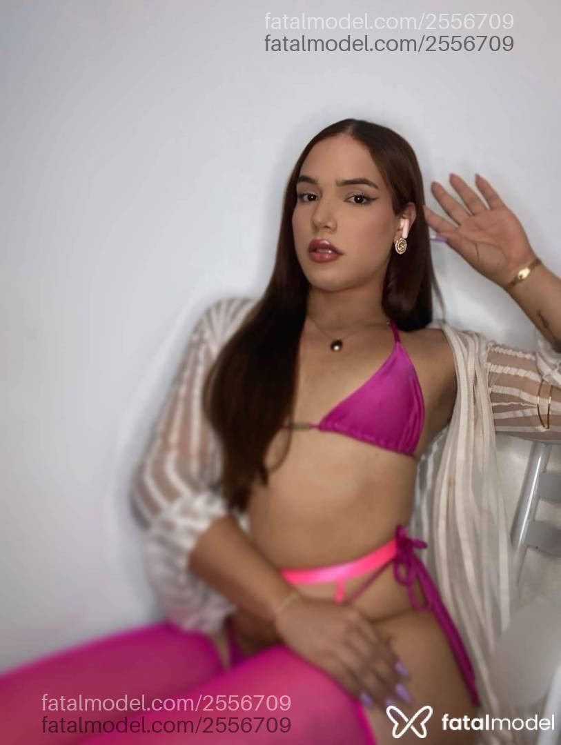 Acompanhante mulher trans com cabelo castanho de olhos castanhos - Elloah Colin