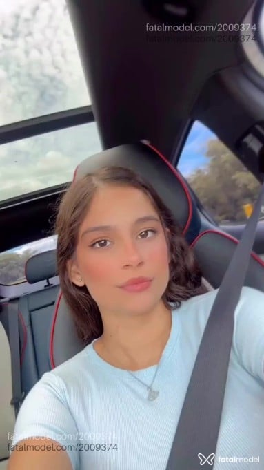 Acompanhante mulher com cabelo castanho de olhos castanhos em Campinas Acompanhante mulher com cabelo castanho de olhos castanhos em Campinas - Isa Gênova