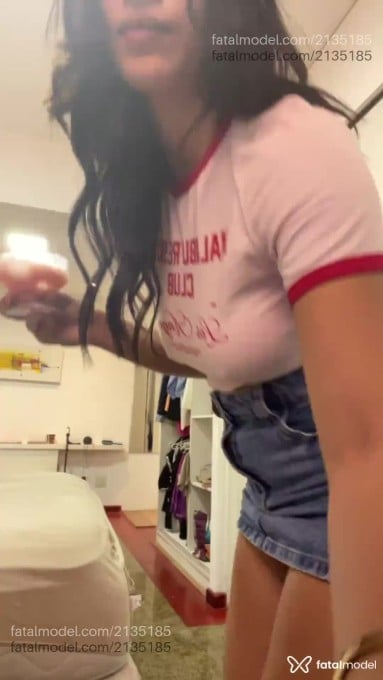 Acompanhante mulher com cabelo castanho de olhos castanhos em Virtual Acompanhante mulher com cabelo castanho de olhos castanhos em Virtual - Larissa