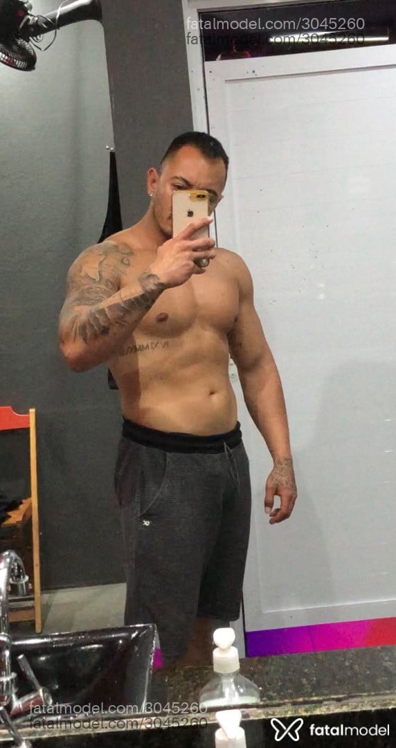 Acompanhante homem com cabelo castanho de olhos castanhos em Viamão Acompanhante homem com cabelo castanho de olhos castanhos em Viamão - Samuel
