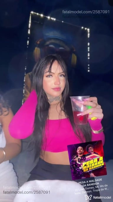 Acompanhante mulher trans com cabelo colorido de olhos mel em Fortaleza - Biazinha
