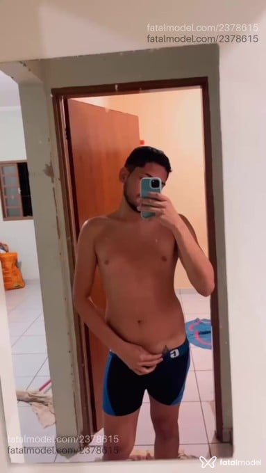 Acompanhante homem com cabelo castanho de olhos castanhos - Pedro