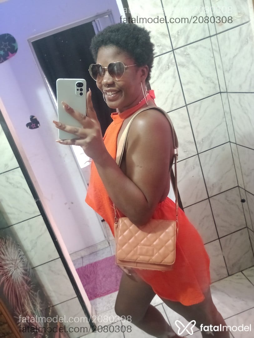 Acompanhante mulher com cabelo castanho de olhos pretos em Praia Grande Acompanhante mulher com cabelo castanho de olhos pretos em Praia Grande - Negona
