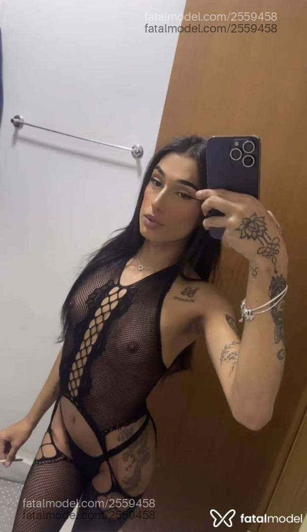 Acompanhante mulher trans morena (o) de olhos castanhos - Viictoria