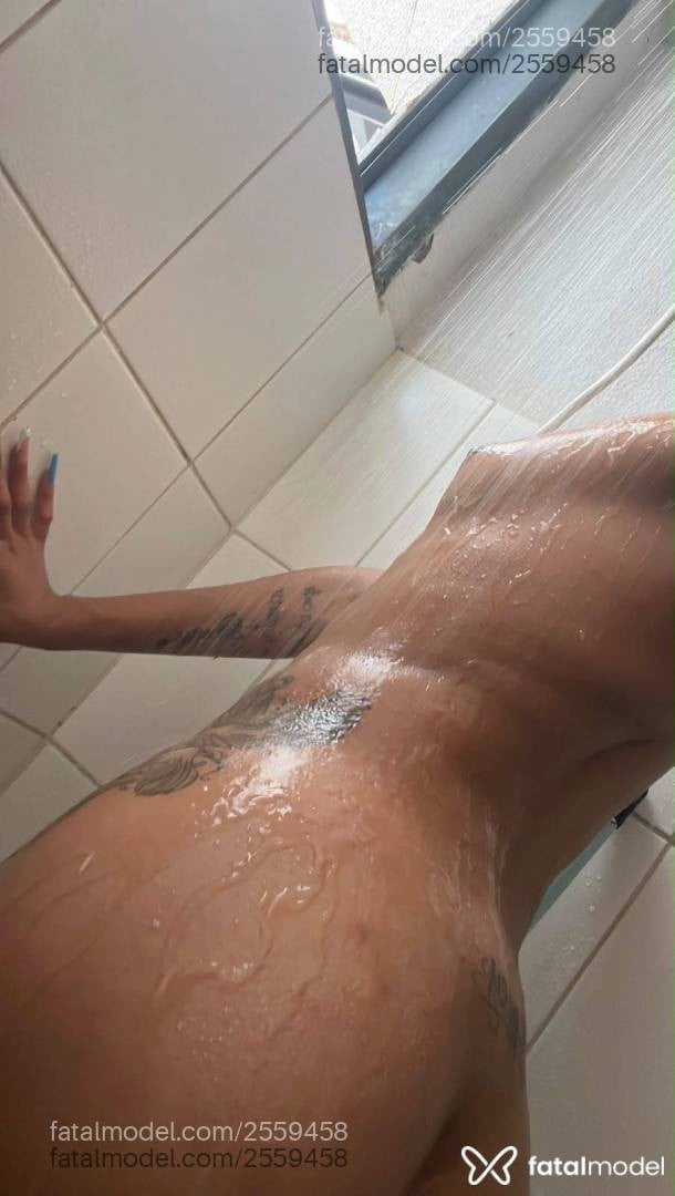 Acompanhante mulher trans morena (o) de olhos castanhos - Viictoria