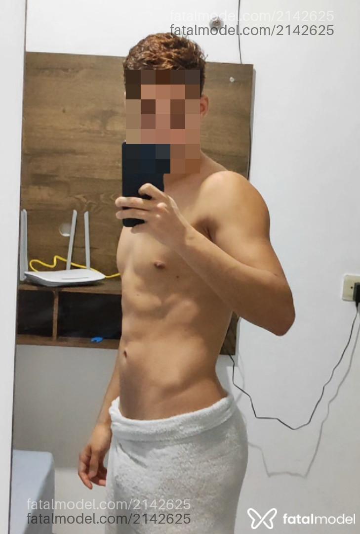 Acompanhante homem com cabelo castanho de olhos pretos em São Paulo Acompanhante homem com cabelo castanho de olhos pretos em São Paulo - Edd