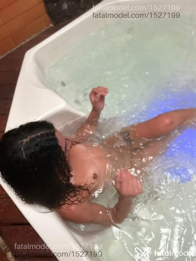 Acompanhante mulher trans morena (o) de olhos castanhos em Nova Friburgo Acompanhante mulher trans morena (o) de olhos castanhos em Nova Friburgo - Mirella Venenno