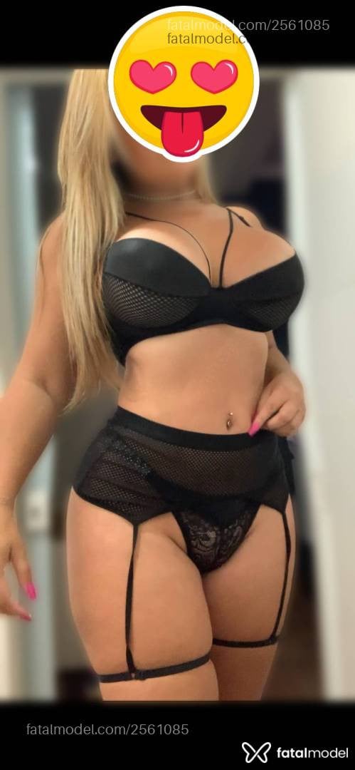 Acompanhante mulher loira (o) de olhos castanhos - Thainá Santana