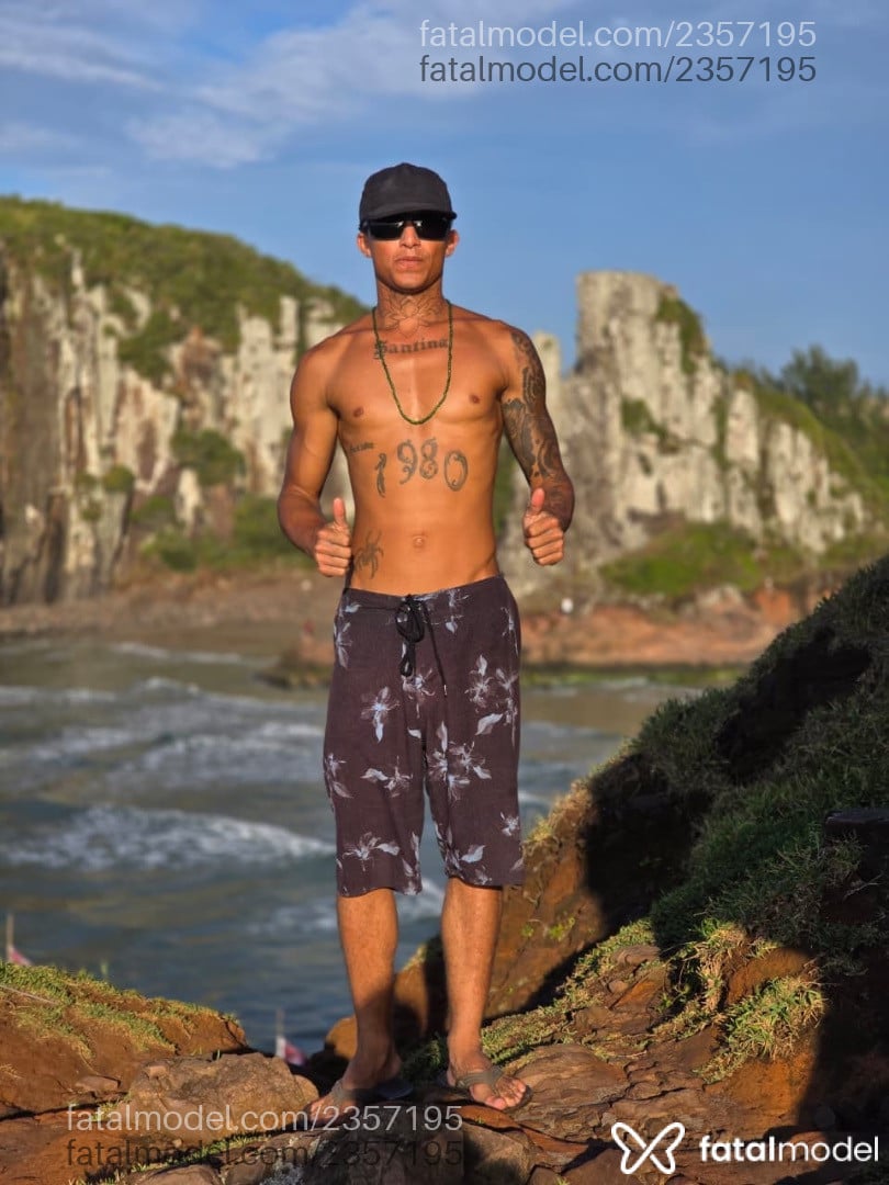 Acompanhante homem com cabelo castanho de olhos verdes em Garopaba Acompanhante homem com cabelo castanho de olhos verdes em Garopaba - Pikademel