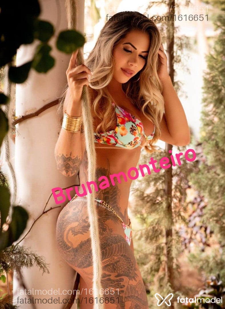 Acompanhante mulher trans com cabelo colorido de olhos castanhos em Virtual - Bruna Monteiro