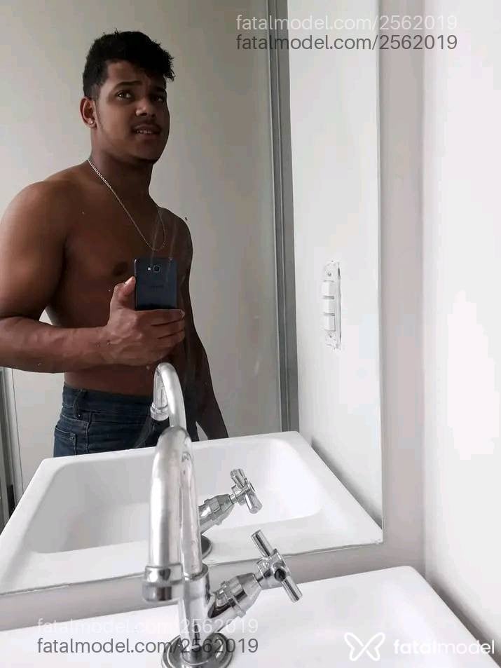 Acompanhante homem morena (o) de olhos mel - Bombomzinho