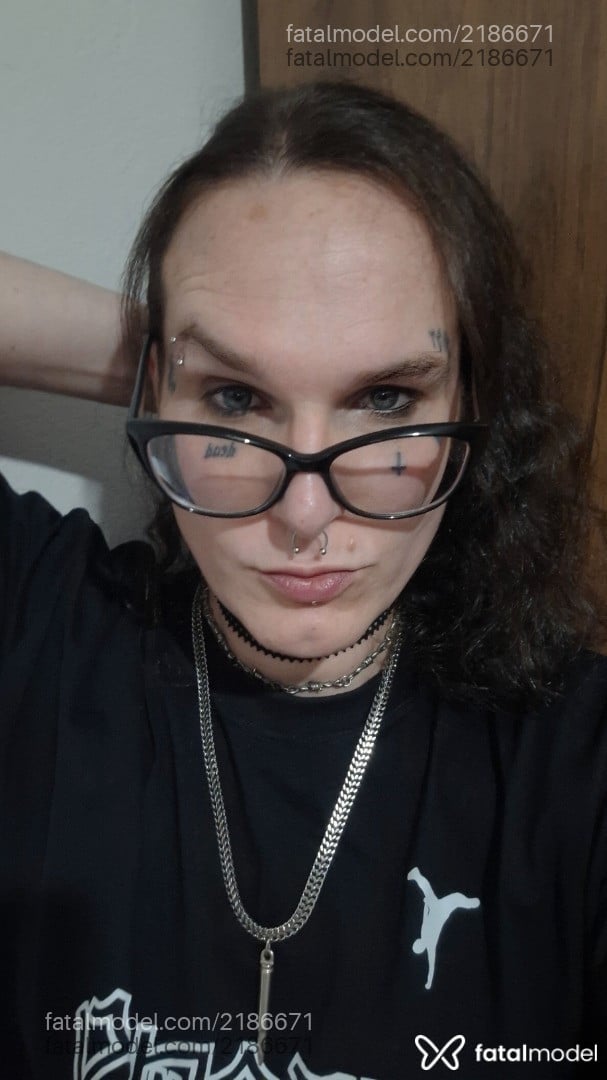 Acompanhante mulher trans com cabelo castanho de olhos azuis em Pouso Alegre - Muriel