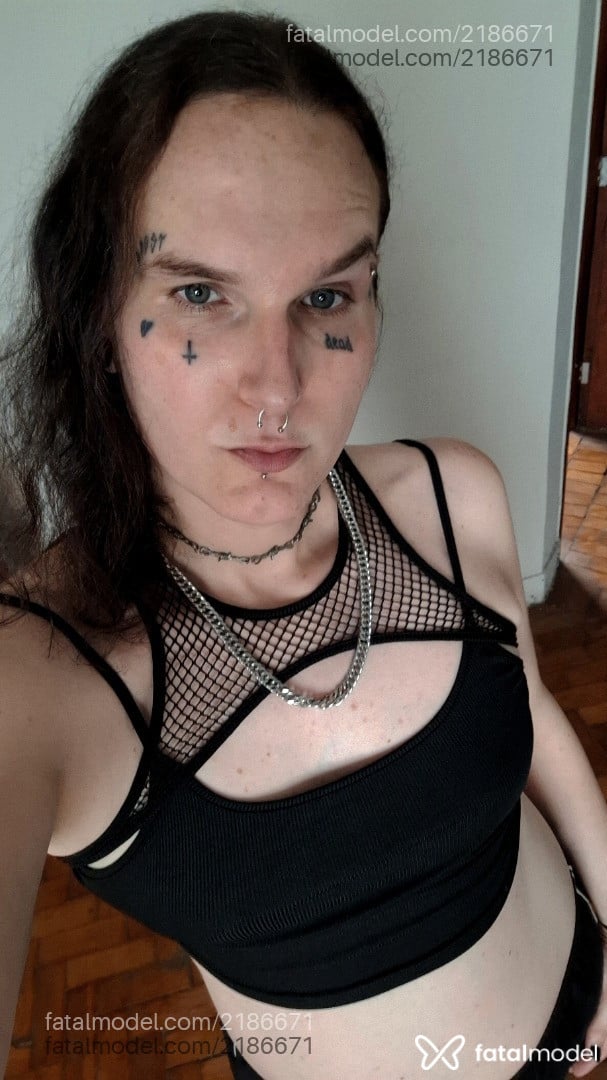 Acompanhante mulher trans com cabelo castanho de olhos azuis em Pouso Alegre - Muriel