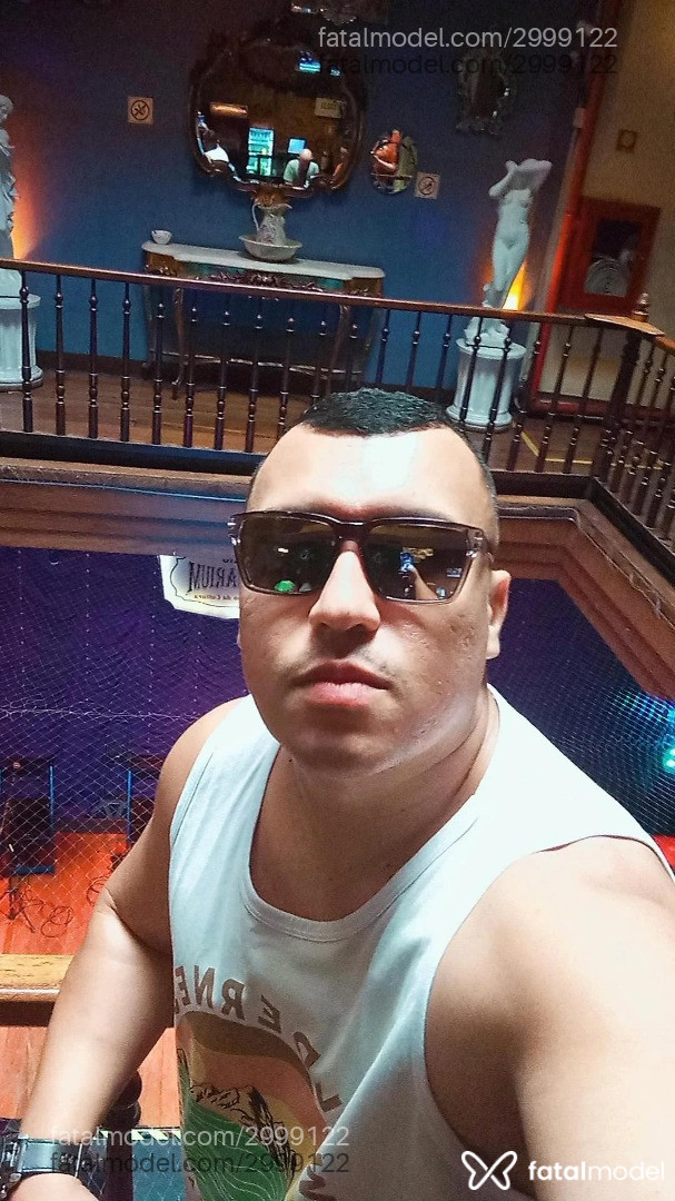 Acompanhante homem com cabelo castanho de olhos castanhos em Rio de Janeiro Acompanhante homem com cabelo castanho de olhos castanhos em Rio de Janeiro - Spider