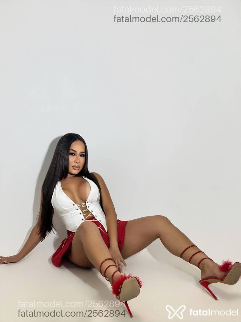 Acompanhante mulher com cabelo castanho de olhos pretos - Mel Nogueira