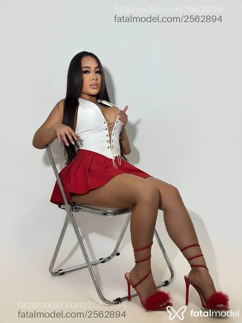 Acompanhante mulher com cabelo castanho de olhos pretos - Mel Nogueira