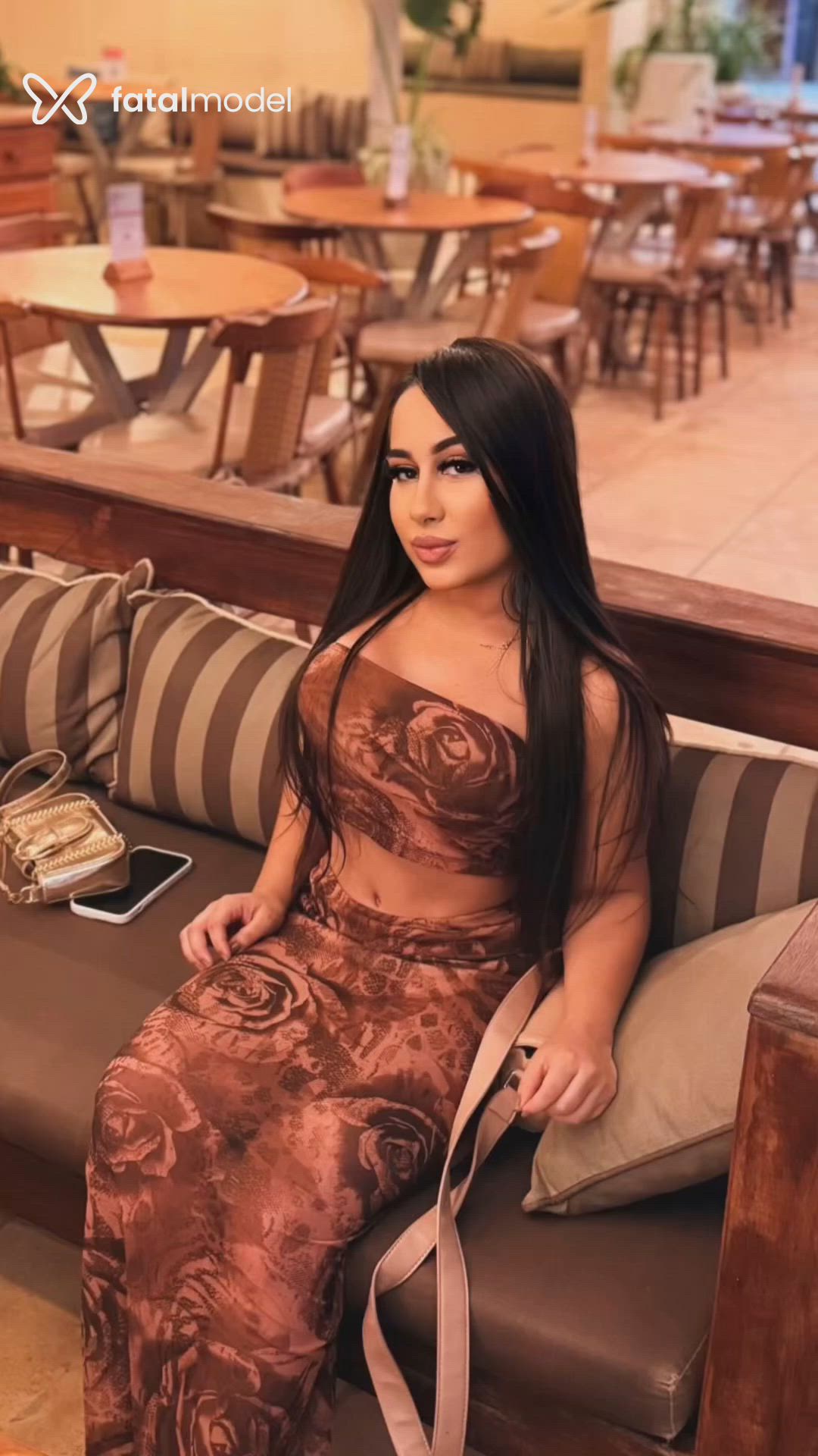 Acompanhante mulher com cabelo castanho de olhos pretos - Mel Nogueira