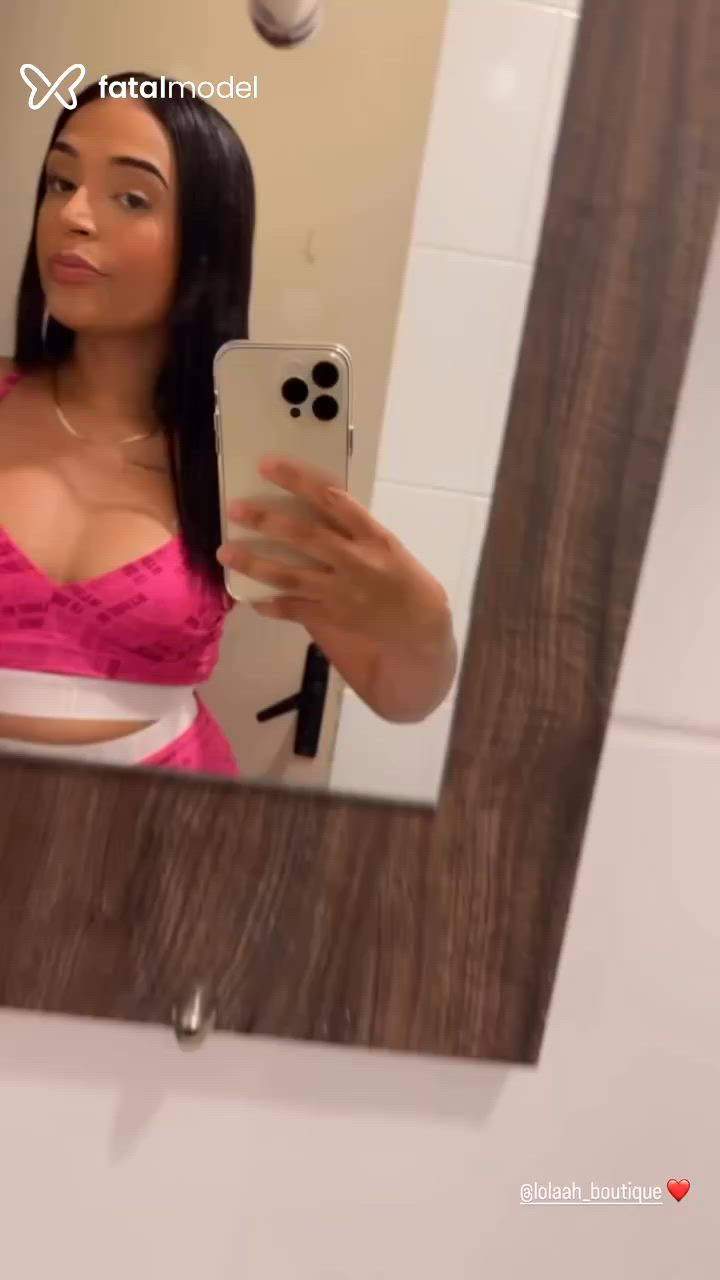 Acompanhante mulher morena (o) de olhos castanhos - Mel Mattos Acompanhante mulher morena (o) de olhos castanhos - Mel Mattos