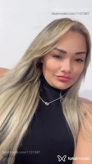 Acompanhante mulher loira (o) de olhos pretos - Gabriela