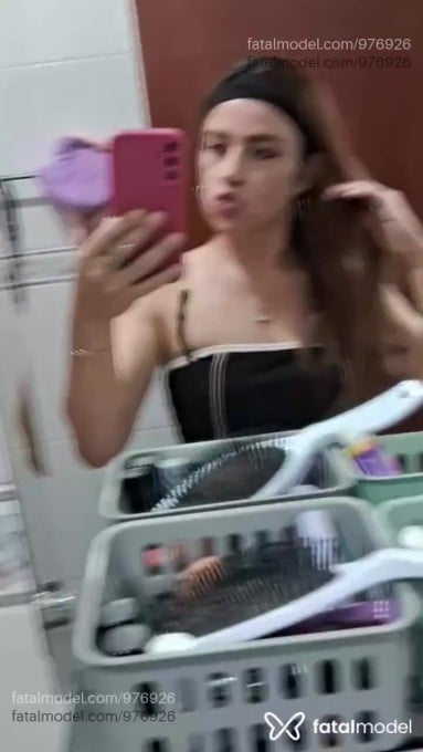 Acompanhante travesti com cabelo castanho de olhos verdes em Belo Horizonte - Ana Branquinha