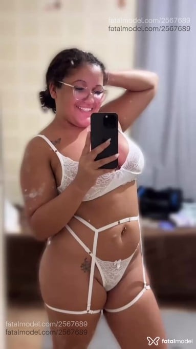Acompanhante mulher com cabelo castanho de olhos castanhos - Mel