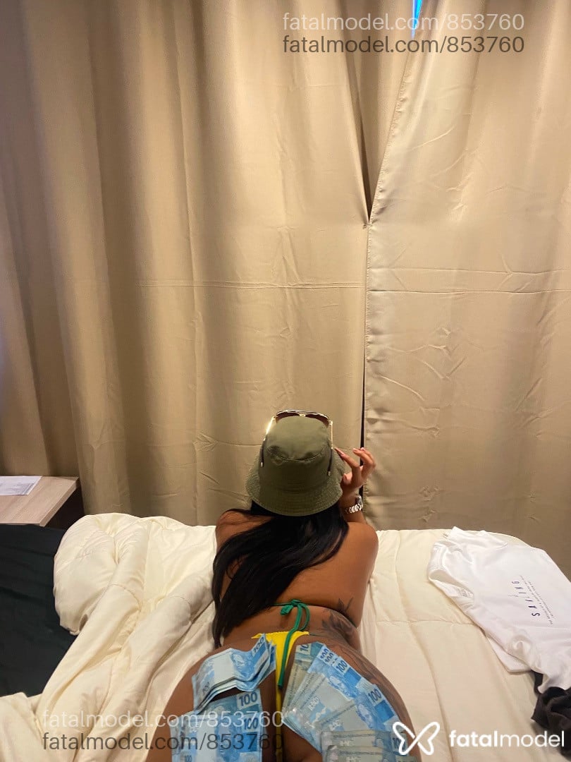 Acompanhante mulher trans morena (o) de olhos azuis em Armação dos Búzios - Carolayne
