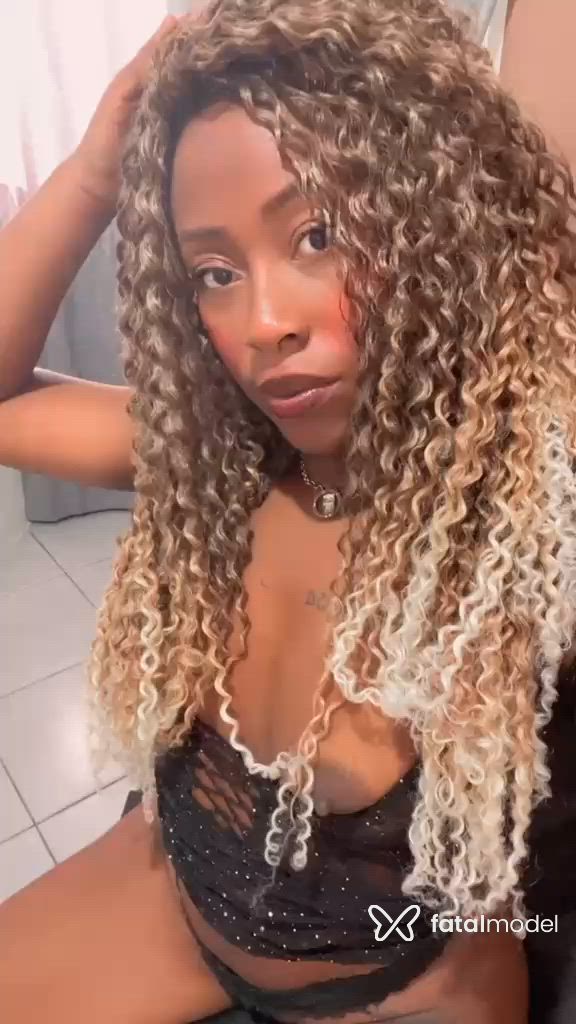 Acompanhante mulher com cabelo castanho de olhos pretos - Polyana