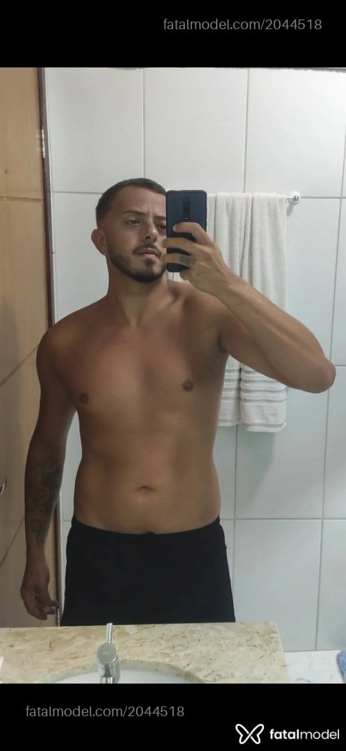 Acompanhante homem com cabelo castanho de olhos verdes - Tiago Delfin