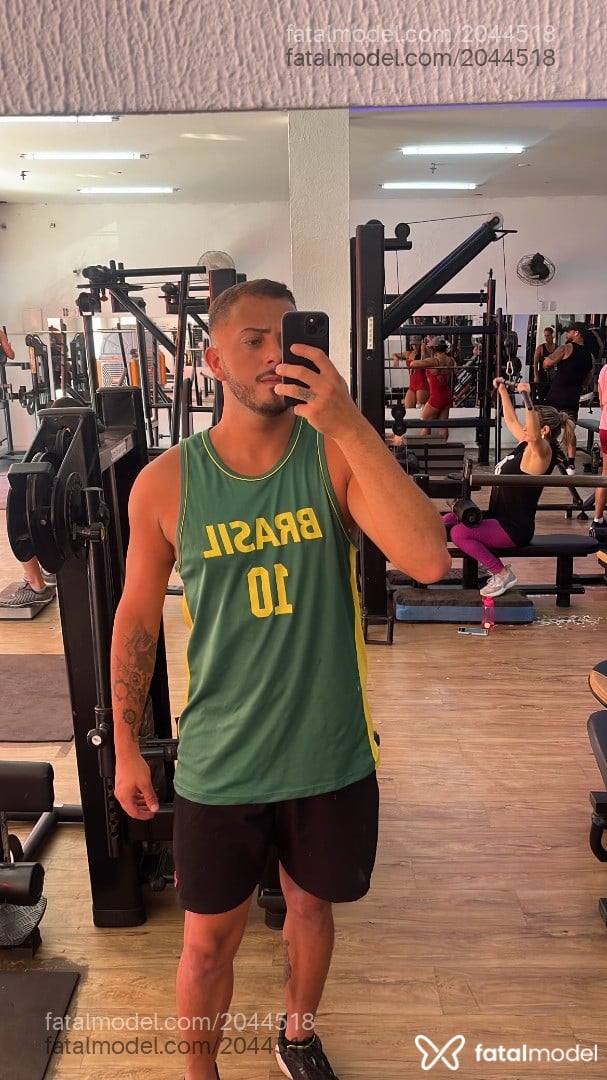 Acompanhante homem com cabelo castanho de olhos verdes - Tiago Delfin