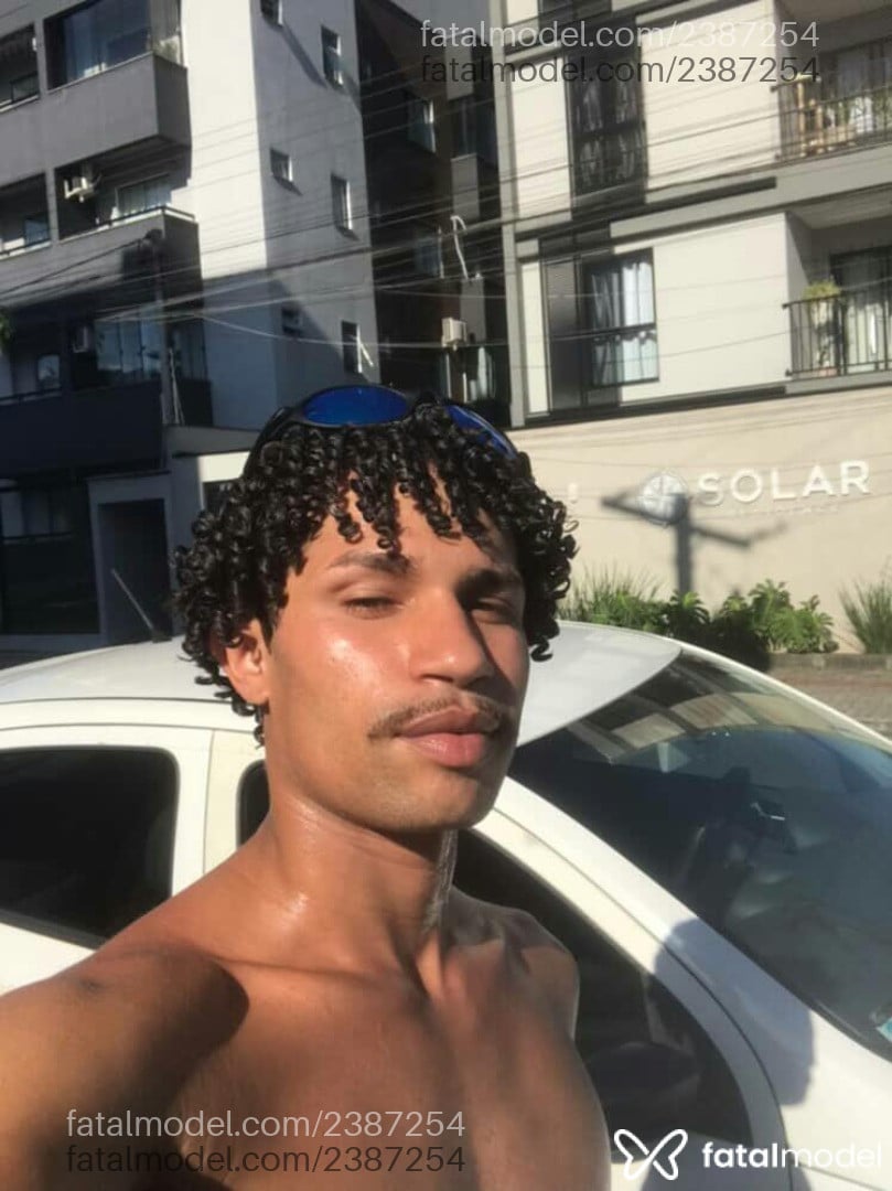 Acompanhante homem com cabelo castanho de olhos mel em Joinville - Hiustom